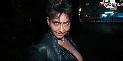 Mature woman agrees to have sex on the camera for some cash
