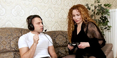 MATURE4K. Indifferent gamer enjoys unplanned sex with his sexy mature woman