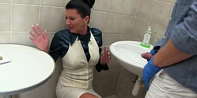 Pissfetish glamour skank loves cum in mouth