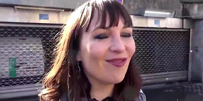 Amateur mature woman fucks on the camera to earn some quick cash