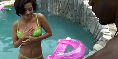 Curvy babe Vanessa Leon knows how to deal with big cocks