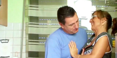 In der Kuche geil gefickt mit Handwerker