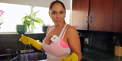 Latina maid Marta La Croft agrees to have sex for some cash