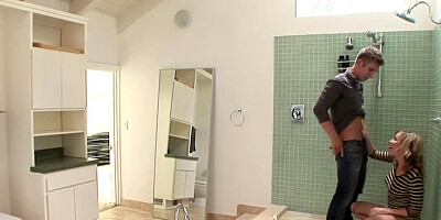 Pleasurable DP shafting for a blonde hussy in a shower room