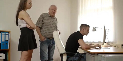 DADDY4K. Viejo tramposo tiene una pareja agradable con nuera ingenua