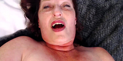 V 272 Redhead big butt MILF short on the rent