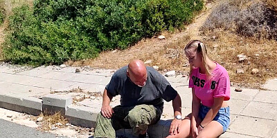 Alter Typ hilft Teeny