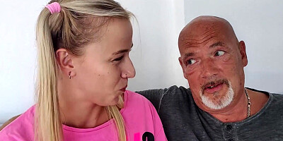 Alter Typ hilft Teeny