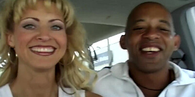 Leeza Jones sucks a massive black pecker and gets stretched with it