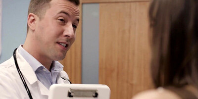 Smoking hot MILF seduced a doctor into pussy licking on a regular gyno exam