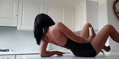 Domino mia cognata come una puttana italiana sexy che si stava masturbando in cucina