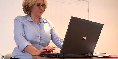 mature fingering (Camilla Creampie)