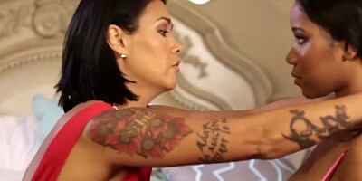 Dana Vespoli & Jenna Foxx are kissing and scissoring in the bedroom