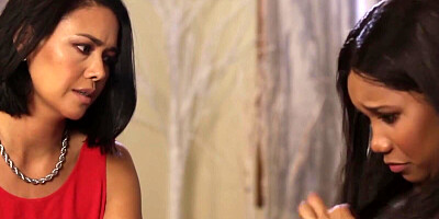 Dana Vespoli & Jenna Foxx are kissing and scissoring in the bedroom