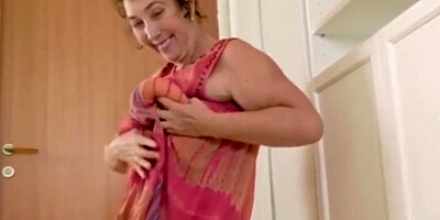 BBW nympho Esmeralda is rubbing and fingering cunt on the floor