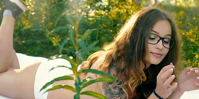 Outdoors screwing for a romantic tattooed nerdy chick