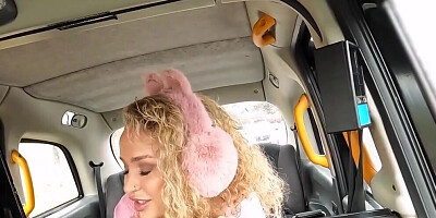 Curvy bimbo gets in the taxi and fucks in the back