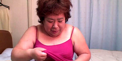 Amateur Asian mature is getting fucked inside the motel room