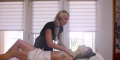 ADULTMOBILE - Sexy Blonde Aidra Fox Gets To Know Naughty Secrets Of Naomi Swan's Special Massage