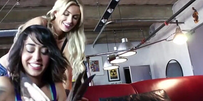 SEXYMOMMA - Lesbian threeway with an alluring mature dyke (Nina Hartley)