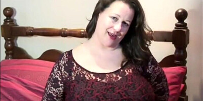 BBW lady shakes boobs and rides some toys in front of the webcam