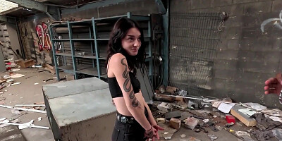 Une gothique trompe son mec et se fait défoncer par deux black pour avoir squatter leur propriété !!