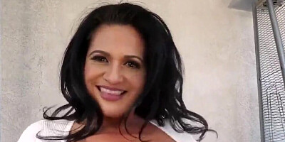 Bootylicious mom is masturbating and shaking ass for the camera