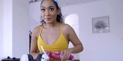 Step Sister I Put My Controller On My Pussy And It Made Me Horny S18:E10 (Sarah Lace)