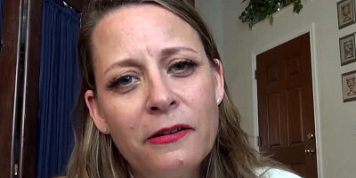 Amateur mature is drilling her own puss in front of the cam