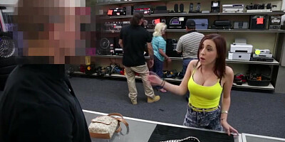 Sexy Miami Hoodrat selling a heavy silver chain gets her fucked