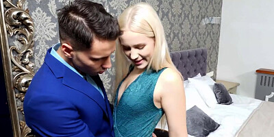 Young cock-craver enjoys her teen pussy actively nailed