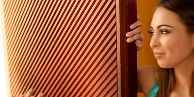 Babysitter Riley Reid Give Pussy in Kitchen