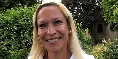 Angelique, une mature au corps de jeune se fait baiser en extérieur