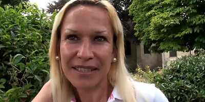 Angelique, une mature au corps de jeune se fait baiser en extérieur