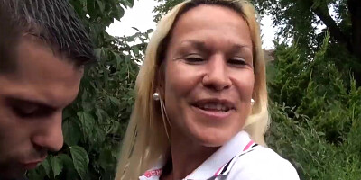 Angelique, une mature au corps de jeune se fait baiser en extérieur