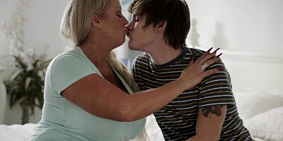 CHEERING UP MOM: ALURA JENSON