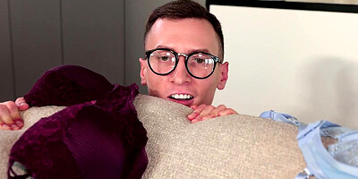 Nerdy guy kisses Lady Lyne whle fucking her pussy sideways