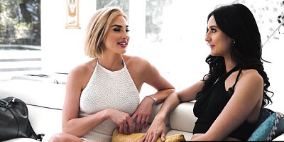 Girls kissing sex with easy-on-the-eyes Eliza Ibarra and Kenzie Anne from Girls Way