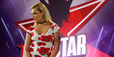 Cute blonde vixen Dahlia Sky is sharing her DP banging experience
