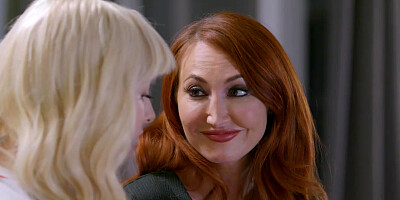 Kenzie Reeves convinces the Milfs Kendra James and Mona Wales in a threesome