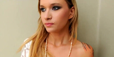 Juicy blonde Angel Piaff is doing squats on that hard pecker