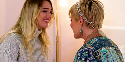 Voluptuous MILF is exchanging cunny licks with a hot lesbian teen