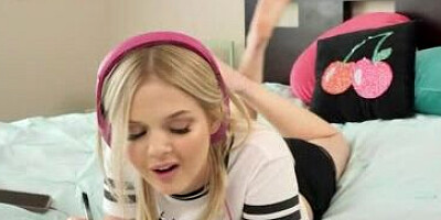 Long-haired Japanese man wants to play with the blonde's sweet pussy