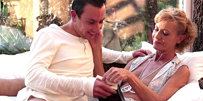 Cock hungry amateur mature is getting screwed in the backyard