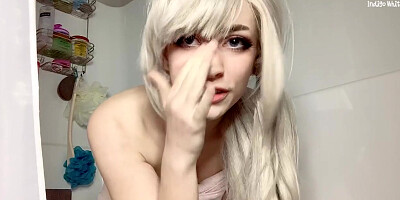 Teen blonde looks best when she's completly naked and masturbating