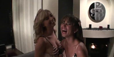 Mofos - HOT babes Molly Bennette & Riley Reid have threesome