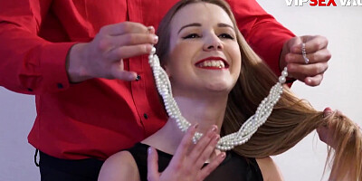 Alexis Crystal is thanking her boyfriend for a beautiful neklace