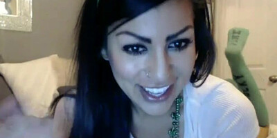 Dazzling camgirl loves teasing horny fans with her fantastic natural curves