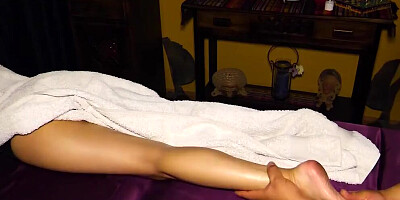 Beautiful MILF babe Karina White gets a relaxing erotic massage