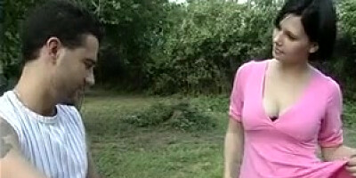 Ava se fait baiser sur le tracteur